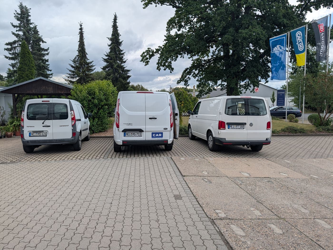 Lieferfahrzeuge auf dem Hof, bereit für die nächste Tour in die Werkstätten der Region