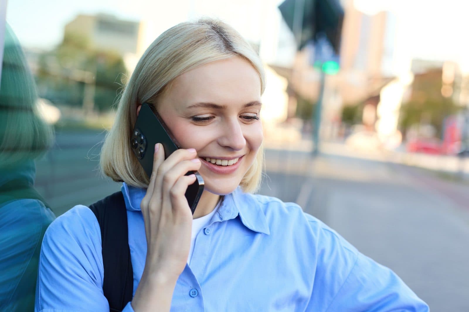 Kundin telefoniert unterwegs mit dem Smartphone