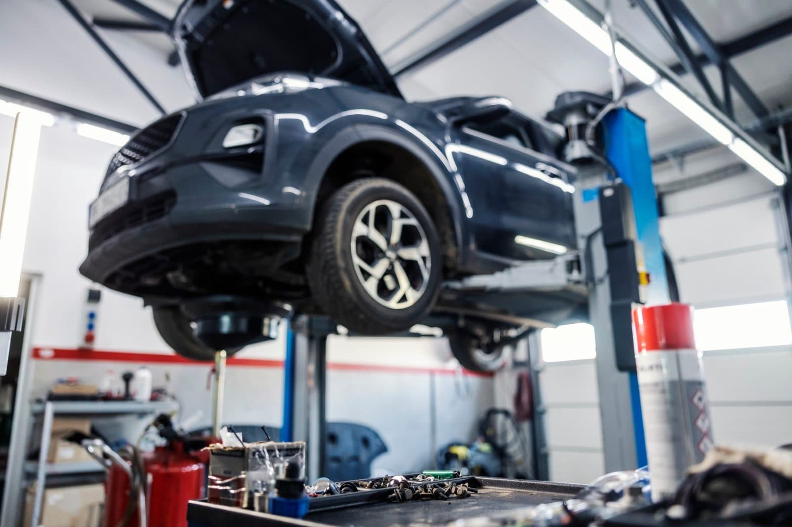 Fahrzeug auf der Hebebühne in der Werkstatt