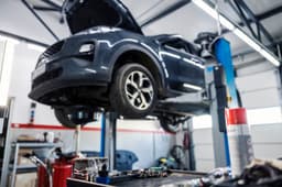 Fahrzeug auf der Hebebühne in der Werkstatt